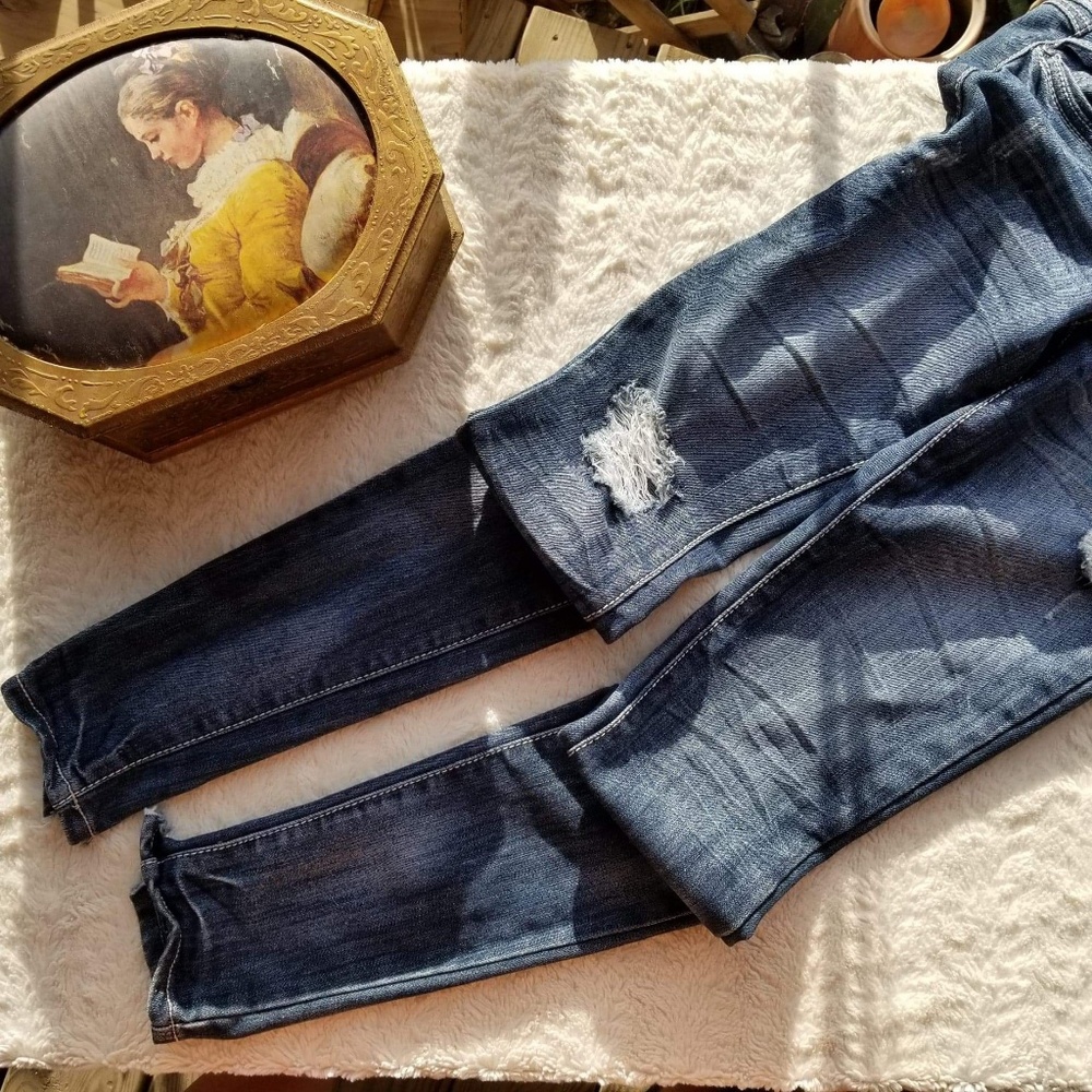 🖐5/$25🖐Almost Famous distressed Jeans